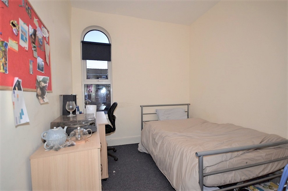 gallery image 12-holberry-close-bedroom-4.jpg