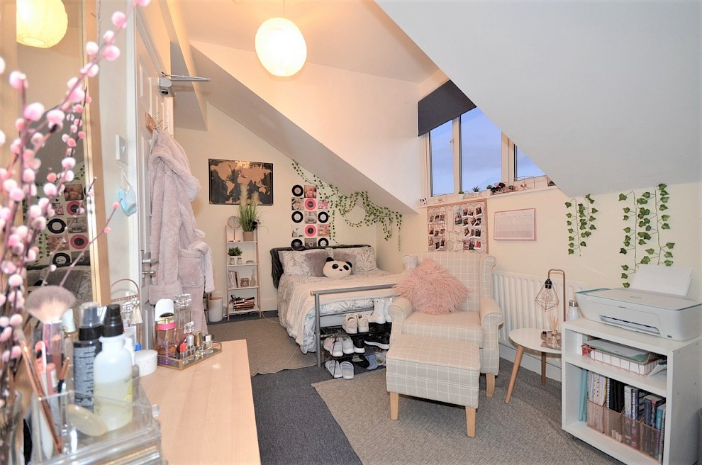 gallery image 12-holberry-close-bedroom-6.jpg