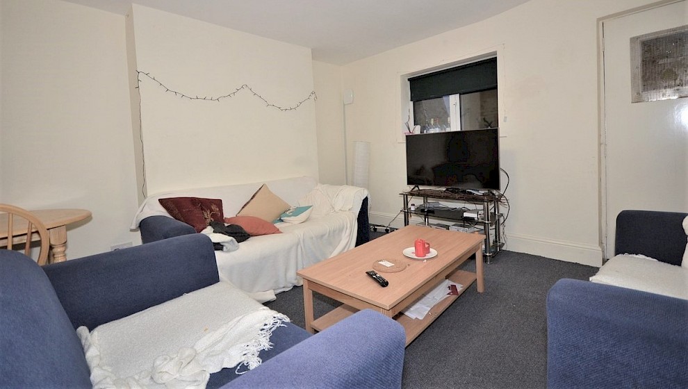 gallery image 12-holberry-close-living-room.jpg