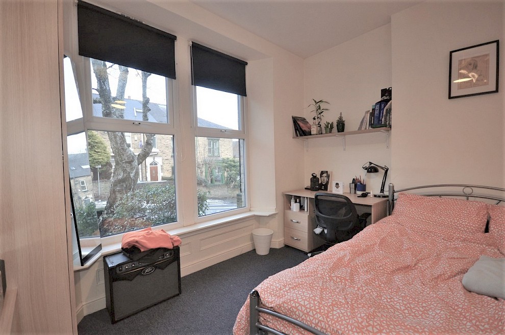 gallery image 21-mooroaks-rd-bedroom-1.jpg