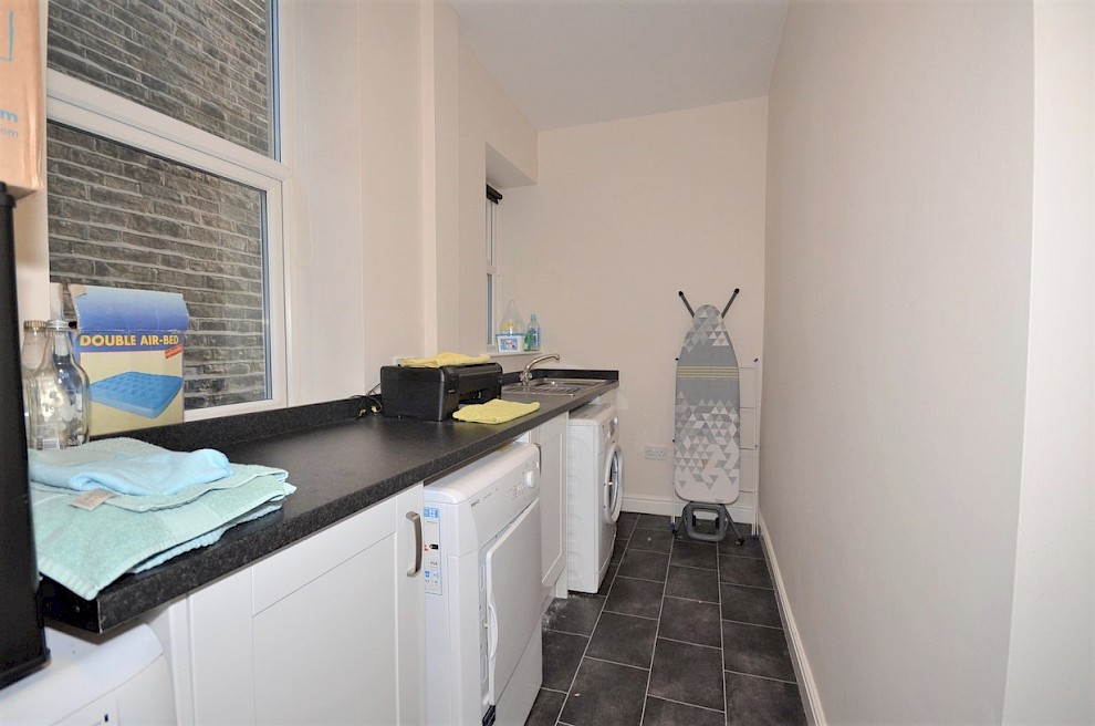 gallery image 21-mooroaks-rd-utility-room.jpg